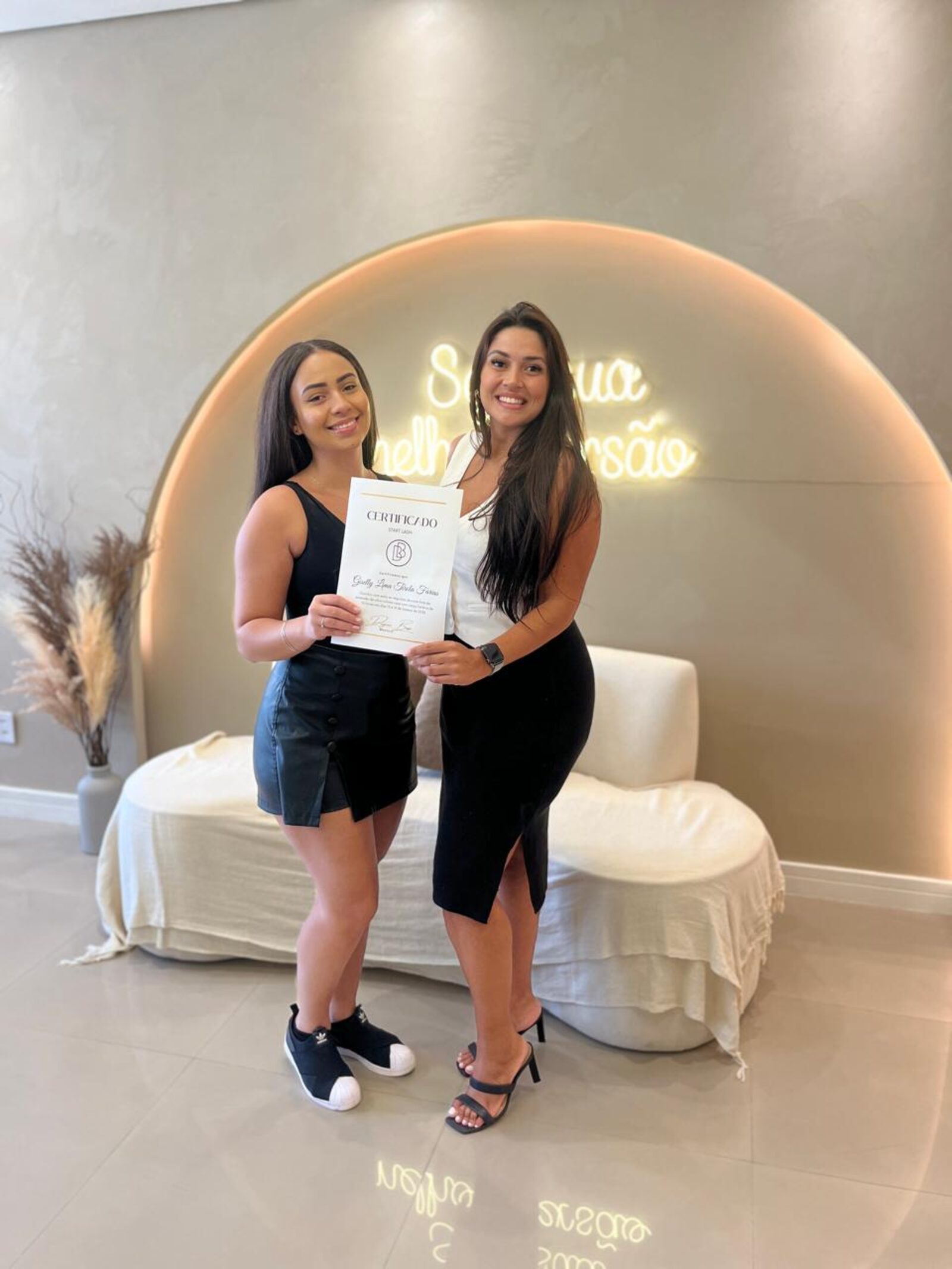 Aluna certificada Start Lash ao lado de Dayane Bassi
