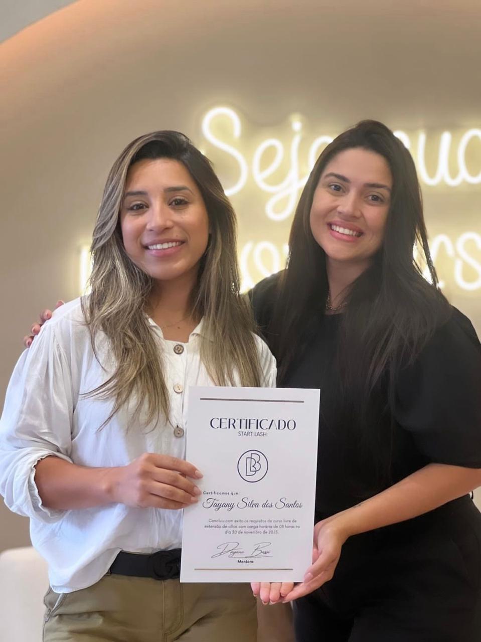 Thayany Silva dos Santos recebendo certificado da mentora Dayane Bassi