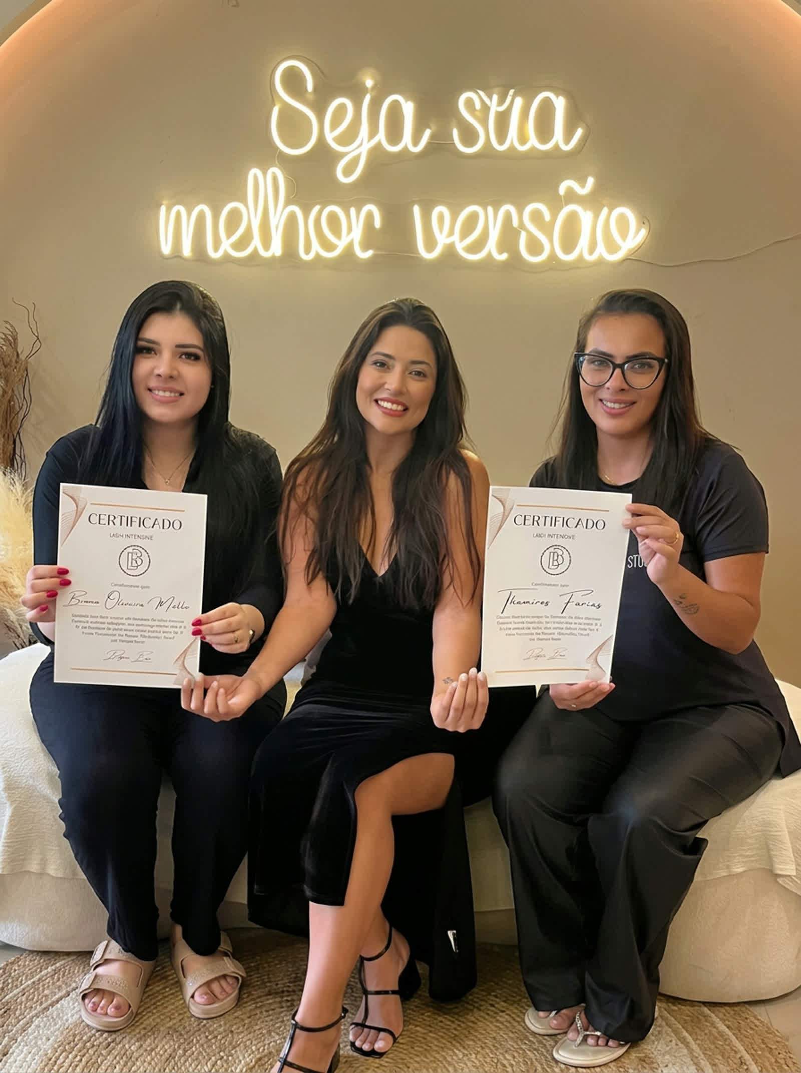 Alunas Lash Designers com Dayane Bassi e seus certificados